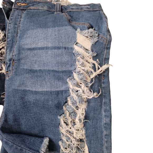 Fashion Nova Women's Distressed Bermuda Shorts Medium Blue Wash 3X NWOT - Picture 5 of 10